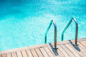 Trucos para ahorrar agua en nuestras piscinas privadas